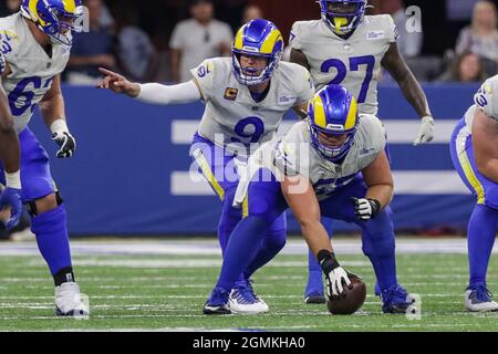 Indianapolis, Indiana, USA. September 2021. Los Angeles Rams Quarterback Matthew Stafford (9) nennt das Vergehen an der Linie im Spiel zwischen den Los Angeles Rams und den Indianapolis Colts im Lucas Oil Stadium, Indianapolis, Indiana. (Bild: © Scott Stuart/ZUMA Press Wire) Bild: ZUMA Press, Inc./Alamy Live News Stockfoto