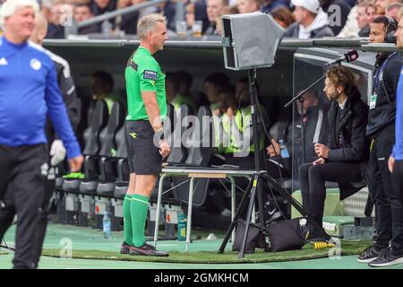 Kopenhagen, Dänemark. September 2021. Schiedsrichter Jakob Kehlet sah in Aktion während des 3F Superliga-Spiels zwischen dem FC Kopenhagen und dem FC Midtjylland auf Parken in Kopenhagen. (Foto: Gonzales Photo/Alamy Live News Stockfoto