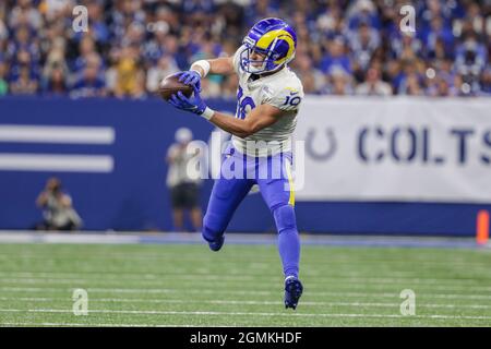 Indianapolis, Indiana, USA. September 2021. Der Los Angeles Rams Wide Receiver Cooper Kupp (10) fängt im Spiel zwischen den Los Angeles Rams und den Indianapolis Colts im Lucas Oil Stadium, Indianapolis, Indiana, ganz allein einen Pass ein. (Bild: © Scott Stuart/ZUMA Press Wire) Bild: ZUMA Press, Inc./Alamy Live News Stockfoto