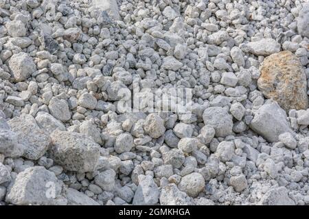 Granitballast. Konzept 'Fall auf steinigen Boden', Warnungen ignoriert. Etc. Kleine Steine. Lassen Sie keinen Stein unverdreht. Augenzwinkernd auf der Suche nach dem Leben auf dem Mars Stockfoto