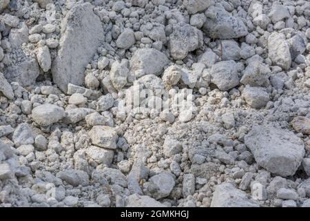 Granitballast. Konzept 'Fall auf steinigen Boden', Warnungen ignoriert. Etc. Kleine Steine, lassen keinen Stein unverdreht Metapher. Suche auch nach Leben auf dem Mars. Stockfoto