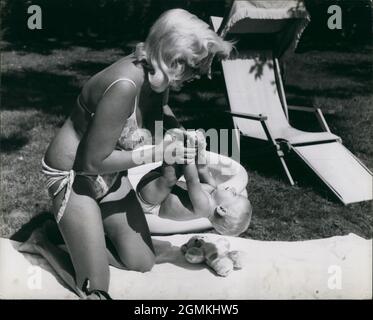 1959. Okt. - Garrads Cross, England, Vereinigtes Königreich - die amerikanische Schauspielerin JAYNE MANSFIELD spielt mit ihrem kleinen Sohn MIKLAS im Garten des Landhauses von H. Gregg, in dem sie sich bereits aufgehalten haben. (Bild: © Keystone Press Agency/ZUMA Wire) Stockfoto