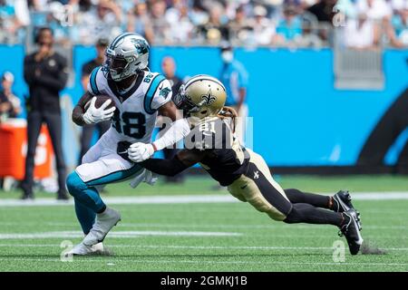 19. September 2021: Carolina Panthers Wide Receiver Terrace Marshall Jr. (88) wird im vierten Quartal des NFL-Matchup im Bank of America Stadium in Charlotte, NC, von der Eckpfeiler der New Orleans Saints Bradley Roby (21) bewertet. (Scott Kinser/Cal Sport Media) Stockfoto