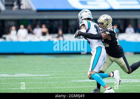 19. September 2021: Carolina Panthers Wide Receiver Robby Anderson (11) wird von New Orleans Saints Cornerback P.J. abgerissen Williams (26) im vierten Quartal des NFL-Matchup im Bank of America Stadium in Charlotte, NC. (Scott Kinser/Cal Sport Media) Stockfoto