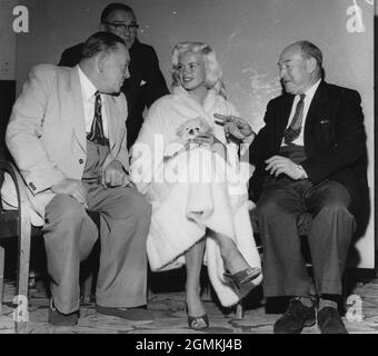 Sep. 09, 1959 - Blackpool, England, Vereinigtes Königreich - Hollywood-Filmstar, JAYNE MANSFIELD, Mitte, schaltete gestern die weltberühmten Illuminations Blackpool für den Trades Union Kongress. Mansfield, das gestern in Blackpool mit dem Anführer der Boilermaker, TED HILL (links) und dem Präsidenten der Ingenieure, W.J. CARRON, abgebildet wurde. Dahinter steht MORGAN PHILLIPS, Sozialistischer Parteisekretär. (Bild: © Keystone Press Agency/ZUMA Wire) Stockfoto