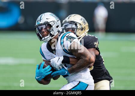 19. September 2021: Carolina Panthers Wide Receiver Robby Anderson (11) wird vom New Orleans Saints-Eckpfeiler P.J. aus dem Ruder gezogen Williams (26) im vierten Quartal des NFL-Matchup im Bank of America Stadium in Charlotte, NC. (Scott Kinser/Cal Sport Media) Stockfoto