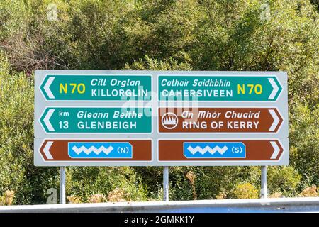 Straßenschild auf der N70, Dingle Peninsula (Corca Dhuibhne), County Kerry, Republik Irland Stockfoto