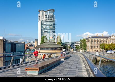 Lagan Weir Fußgängerbrücke über den Fluss Lagan, , Donegall Quay, Stadt Belfast, Nordirland, Vereinigtes Königreich Stockfoto