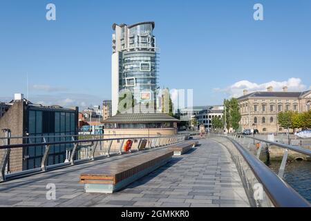 Lagan Weir Fußgängerbrücke über den Fluss Lagan, Donegall Quay, City of Belfast, Nordirland, Vereinigtes Königreich Stockfoto