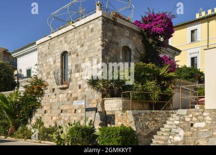 Außenansicht eines Steinhauses im Fischerdorf an der toskanischen Küste im Sommer, San Vincenzo, Livorno, Toskana, Italien Stockfoto