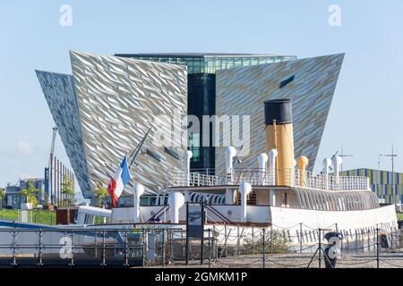 Titanic Belfast Museum und SS Nomadic, Corporation Square, City of Belfast, Nordirland, Vereinigtes Königreich Stockfoto