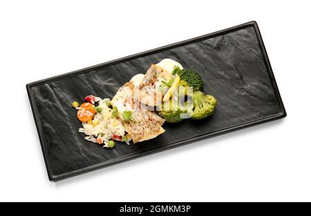 Teller mit gesund gebackenem Kabeljaufilet, Reis und Gemüse auf weißem Hintergrund Stockfoto