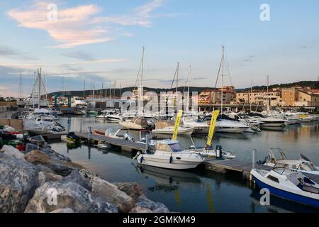 Panoramablick auf den Touristenhafen des Fischerdorfes mit festgefahrenen Yachten und Motorbooten bei Sonnenuntergang, San Vincenzo, Livorno, Toskana, Italien Stockfoto