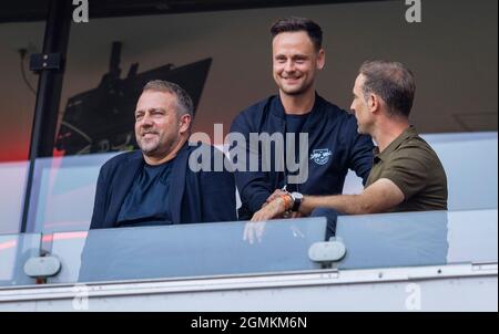 Trainer Hans-Dieter Hansi Flick (DFB) mit Oliver Mintzlaff (Geschäftsführer RB Leipzig) 1. FC Köln - RB Leipzig 18.09.2021, Fussball; Bundesliga, Sais Stockfoto