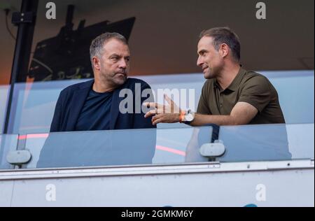 Trainer Hans-Dieter Hansi Flick (DFB) mit Oliver Mintzlaff (Geschäftsführer RB Leipzig) 1. FC Köln - RB Leipzig 18.09.2021, Fussball; Bundesliga, Sais Stockfoto