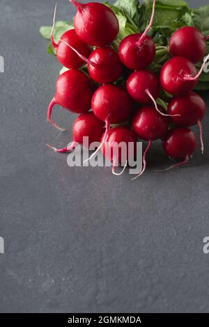 Rettich Haufen auf grauem Stein Hintergrund Stockfoto