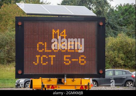 Slough, Großbritannien. September 2021. Die M4 ist an diesem Wochenende wieder in beide Richtungen zwischen der Abfahrt 5 nach Langley und der Abfahrt 6 nach Slough geschlossen. Der M4 wird zu einer All Lanes Running Digital Smart Motorway ausgebaut, die keine harte Schulter mehr hat, sondern zeitweise Rückzugsgebiete für Pannenausfälle hat. In den vergangenen fünf Jahren sind in Großbritannien 38 Menschen auf intelligenten Autobahnen ums Leben gekommen. Quelle: Maureen McLean/Alamy Live News Stockfoto