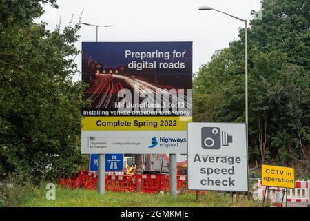 Slough, Großbritannien. September 2021. Die M4 ist an diesem Wochenende wieder in beide Richtungen zwischen der Abfahrt 5 nach Langley und der Abfahrt 6 nach Slough geschlossen. Der M4 wird zu einer All Lanes Running Digital Smart Motorway ausgebaut, die keine harte Schulter mehr hat, sondern zeitweise Rückzugsgebiete für Pannenausfälle hat. In den vergangenen fünf Jahren sind in Großbritannien 38 Menschen auf intelligenten Autobahnen ums Leben gekommen. Quelle: Maureen McLean/Alamy Live News Stockfoto