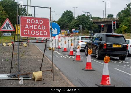 Slough, Großbritannien. September 2021. Die M4 ist an diesem Wochenende wieder in beide Richtungen zwischen der Abfahrt 5 nach Langley und der Abfahrt 6 nach Slough geschlossen. Der M4 wird zu einer All Lanes Running Digital Smart Motorway ausgebaut, die keine harte Schulter mehr hat, sondern zeitweise Rückzugsgebiete für Pannenausfälle hat. In den vergangenen fünf Jahren sind in Großbritannien 38 Menschen auf intelligenten Autobahnen ums Leben gekommen. Quelle: Maureen McLean/Alamy Live News Stockfoto