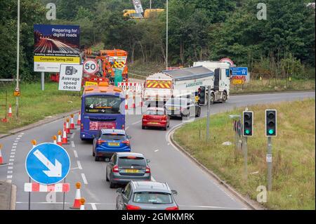 Slough, Großbritannien. September 2021. Die M4 ist an diesem Wochenende wieder in beide Richtungen zwischen der Abfahrt 5 nach Langley und der Abfahrt 6 nach Slough geschlossen. Der M4 wird zu einer All Lanes Running Digital Smart Motorway ausgebaut, die keine harte Schulter mehr hat, sondern zeitweise Rückzugsgebiete für Pannenausfälle hat. In den vergangenen fünf Jahren sind in Großbritannien 38 Menschen auf intelligenten Autobahnen ums Leben gekommen. Quelle: Maureen McLean/Alamy Live News Stockfoto