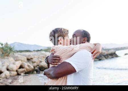 Multirassische paar küssen am Strand.Love Lifestyle-Konzept . Stockfoto