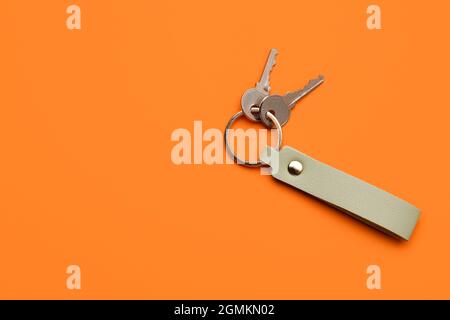Schlüssel mit Lederschlüsselbund auf farbigem Hintergrund Stockfoto