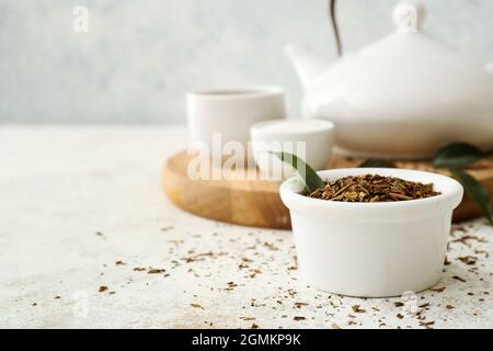 Schüssel mit trockenem Hojicha grünem Tee auf dem Tisch Stockfoto