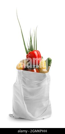 Öko Beutel mit Obst, Gemüse und Tomatensauce im Glas auf weißem Hintergrund Stockfoto