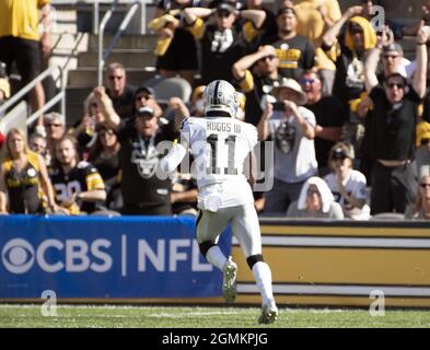 Pittsbugh, Usa. September 2021. Fans reagieren auf den Las Vegas Raiders Wide Receiver Henry Ruggs III (11) 61 Yard Touchdown im vierten Quartal des Raiders 26-17-Sieges gegen die Pittsburgh Steelers am Heinz Field am Sonntag, 19. September 2021. Foto von Archie Corper/UPI Credit: UPI/Alamy Live News Stockfoto