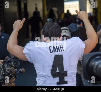 Pittsbugh, Usa. September 2021. Derek Carr (4) feiert am Sonntag, den 19. September 2021, den Sieg von 26-17 gegen die Pittsburgh Steelers im Heinz Field. Foto von Archie Corper/UPI Credit: UPI/Alamy Live News Stockfoto