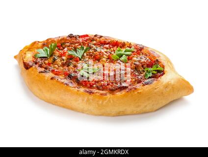 Leckere türkische Pizza auf weißem Hintergrund Stockfoto