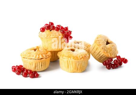Köstliche Mince Pies mit Cranberry auf weißem Hintergrund Stockfoto