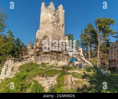 Luftaufnahme der mittelalterlichen Blatnica gotische Burgruine auf einem Hügel über dem Dorf in einem üppig grünen Waldgebiet mit Türmen und Restaurierungsarbeiten in der Slowakei Stockfoto