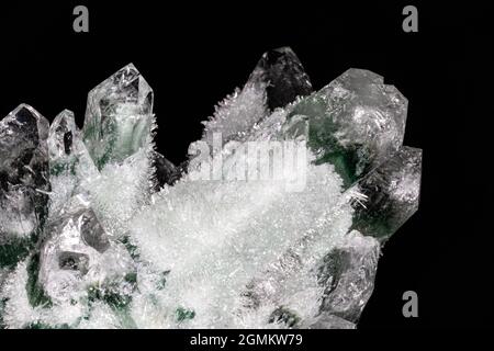 Chlorquarzkristalle aus dem Himalaya. Große Kristalle grün und weiß; umgeben von Clustern kleinerer Kristalle. Stockfoto