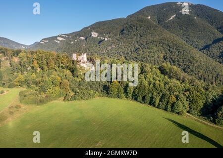 Luftaufnahme der mittelalterlichen Blatnica gotische Burgruine auf einem Hügel über dem Dorf in einem üppig grünen Waldgebiet mit Türmen und Restaurierungsarbeiten in der Slowakei Stockfoto