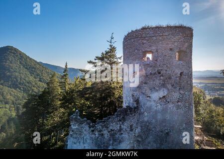 Luftaufnahme der mittelalterlichen Blatnica gotische Burgruine auf einem Hügel über dem Dorf in einem üppig grünen Waldgebiet mit Türmen und Restaurierungsarbeiten in der Slowakei Stockfoto