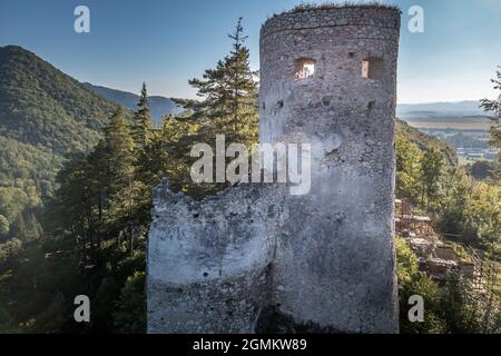 Luftaufnahme der mittelalterlichen Blatnica gotische Burgruine auf einem Hügel über dem Dorf in einem üppig grünen Waldgebiet mit Türmen und Restaurierungsarbeiten in der Slowakei Stockfoto