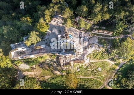 Luftaufnahme der mittelalterlichen Blatnica gotische Burgruine auf einem Hügel über dem Dorf in einem üppig grünen Waldgebiet mit Türmen und Restaurierungsarbeiten in der Slowakei Stockfoto