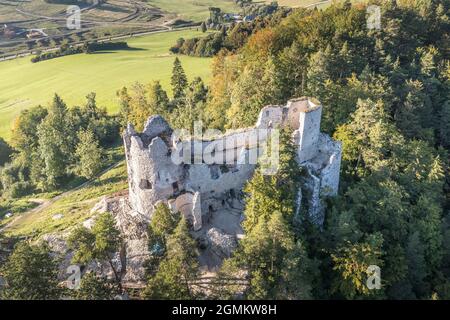 Luftaufnahme der mittelalterlichen Blatnica gotische Burgruine auf einem Hügel über dem Dorf in einem üppig grünen Waldgebiet mit Türmen und Restaurierungsarbeiten in der Slowakei Stockfoto