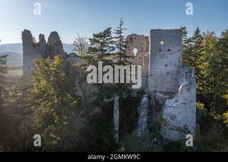 Luftaufnahme der mittelalterlichen Blatnica gotische Burgruine auf einem Hügel über dem Dorf in einem üppig grünen Waldgebiet mit Türmen und Restaurierungsarbeiten in der Slowakei Stockfoto