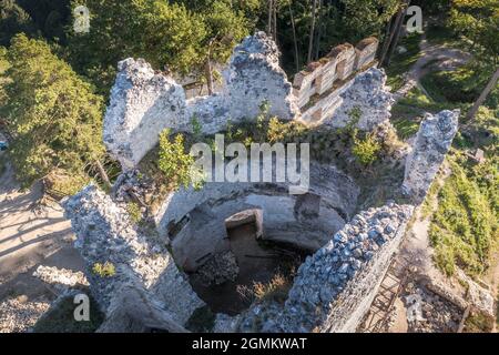 Luftaufnahme der mittelalterlichen Blatnica gotische Burgruine auf einem Hügel über dem Dorf in einem üppig grünen Waldgebiet mit Türmen und Restaurierungsarbeiten in der Slowakei Stockfoto