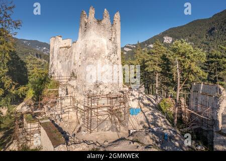 Luftaufnahme der mittelalterlichen Blatnica gotische Burgruine auf einem Hügel über dem Dorf in einem üppig grünen Waldgebiet mit Türmen und Restaurierungsarbeiten in der Slowakei Stockfoto