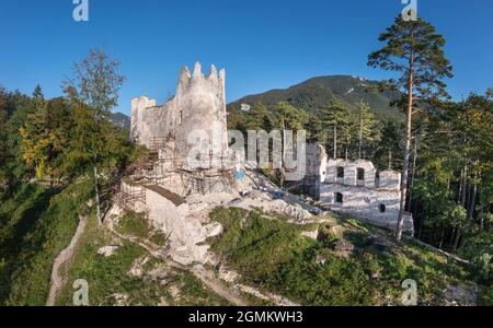 Luftaufnahme der mittelalterlichen Blatnica gotische Burgruine auf einem Hügel über dem Dorf in einem üppig grünen Waldgebiet mit Türmen und Restaurierungsarbeiten in der Slowakei Stockfoto