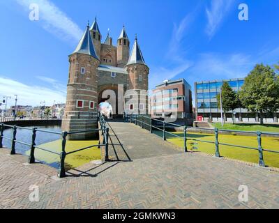 Das Stadttor von Amsterdam in Haarlem, Niederlande. Amsterdamse Poort Holland Stockfoto