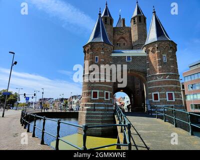 Das Stadttor von Amsterdam in Haarlem, Niederlande. Amsterdamse Poort Holland Stockfoto