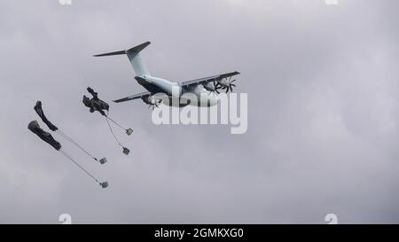 ZM401 RAF Royal Air Force Airbus A400M Atlas militärisches Frachtflugzeug auf einem Fallschirmabwurf über Wiltshire UK Stockfoto
