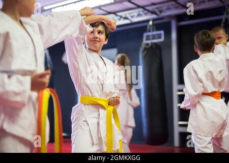 Zwei Jungen arbeiten zu zweit und meistern neue Karate-Bewegungen Stockfoto