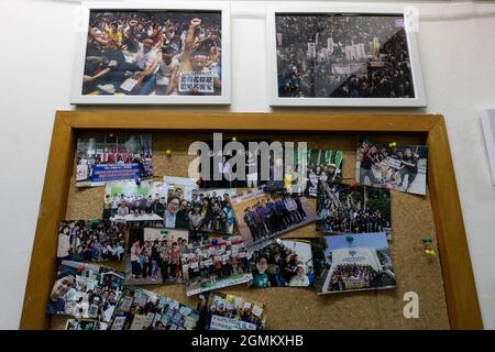 Hongkong, Hongkong. September 2021. Fotos von HKCTU-Mitgliedern, die für die Arbeitnehmerrechte protestieren, sind an der Wand im Gewerkschaftsbüro zu sehen.der Hongkonger Gewerkschaftsbund (HKCTU) hat seine Auflösung angekündigt, nachdem Pro-China-Beamte die Arbeitsweise der Gewerkschaft und die engen Beziehungen mit dem demokratischen Bündnis gewarnt hatten und Persönlichkeiten möglicherweise gegen das nationale Sicherheitsgesetz von Hongkong verstoßen hätten, Und Ausschussmitglieder sagten, dass sie mehrere lebensbedrohliche oder Warnmeldungen erhalten haben. Kredit: SOPA Images Limited/Alamy Live Nachrichten Stockfoto