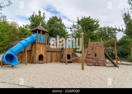 Holzschlachten RAM Dschungel Kerl spielset in einem Geschichte Themen Spielplatz in Ungarn für kleine Kinder Stockfoto