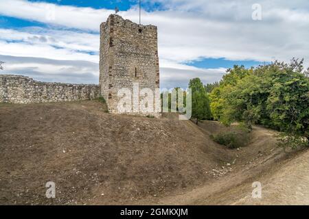 Luftaufnahme der zerstörten mittelalterlichen gotischen Burg Essegvar auf einem Hügel über Band in der Grafschaft Veszprem, Bakony Berge Ungarn mit teilweise restauriert aufhört Stockfoto